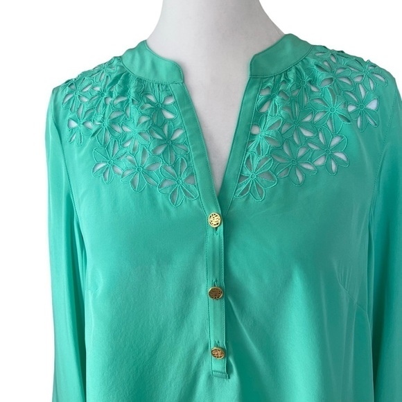 Lilly Pulitzer - NWT Silk Elsa Floral Embroidered
Eyelet Blouse Lagoon Sz S - Picture 3 of 8
